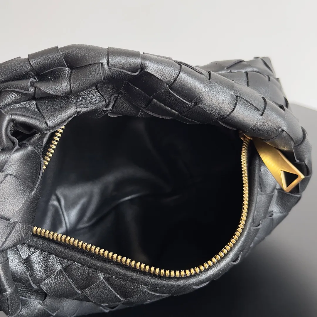 Batch 1120 Bottega veneta͙.——The latest braided and knotted hobo🔥 The top-grade lambskin leather is very soft, the bag shape is unique, practical and durable. It retains the traditional weaving elements while being a bit more flamboyant ~ Made of hand-woven sheepskin, zipper opening and closing, curved seamless structure, effortless to match. Highly recommended⚠️⚠️⚠️ The highest-end in the market🌈 Welcome to compare [Factory equipped with full package] size: 23x15x5cm.   Model: 651876